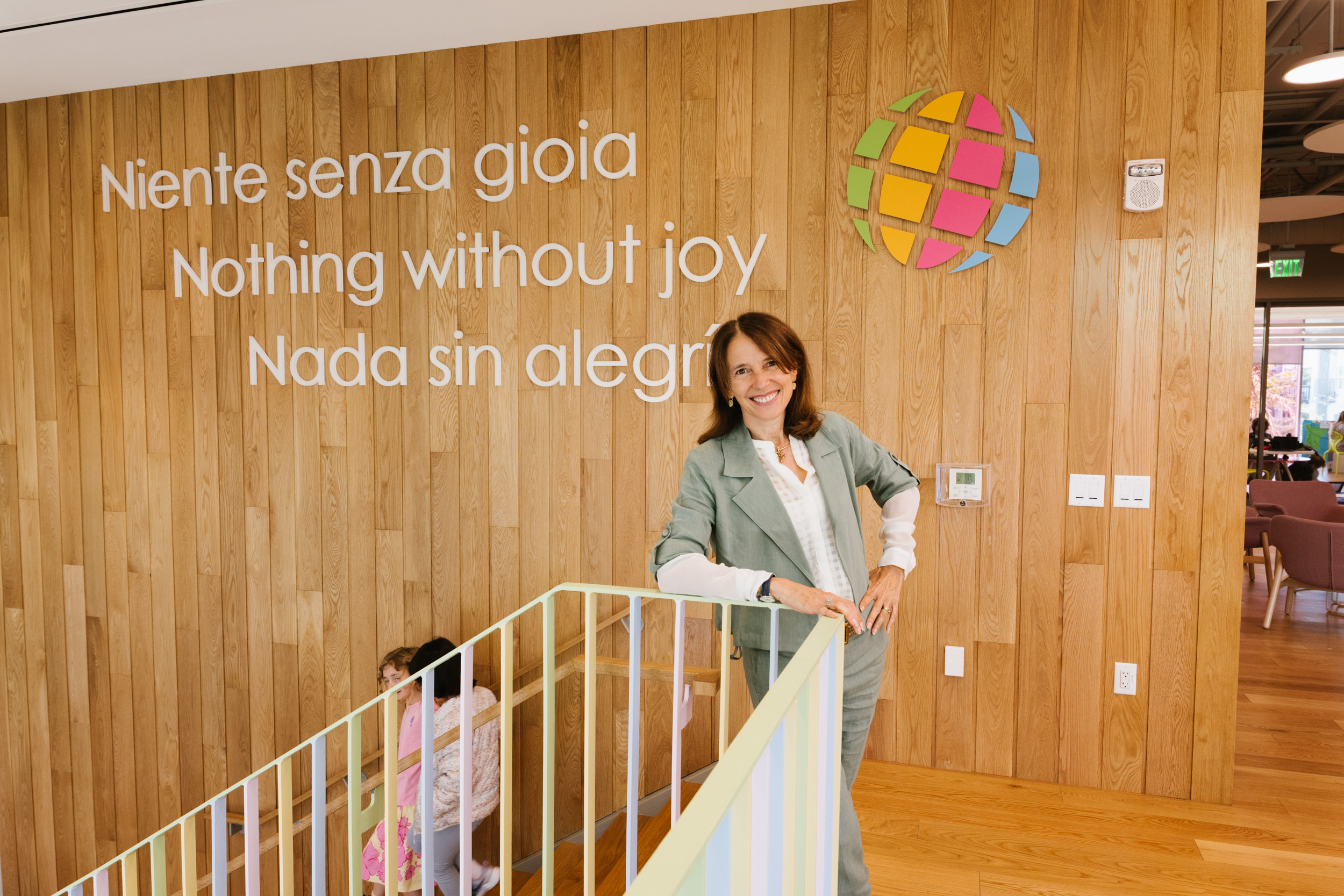 “Niente senza gioia — Nothing without joy — Nada sin alegría” on the wood stairwell wall
