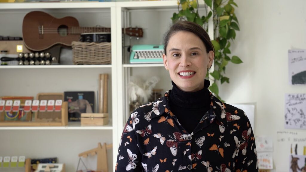 Daniela, La Scuola's Spanish teacher, in her classroom — English version of the video
