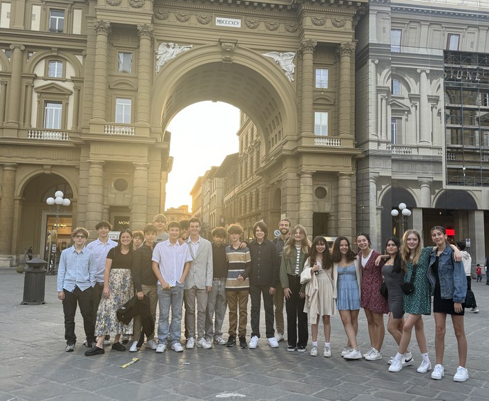 Students under the arch in Piazza della Repubblica, Florence